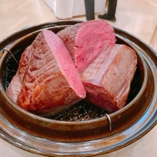 大好評だったお肉。ほうじ茶の茶葉でスモーク、とても良い香り。