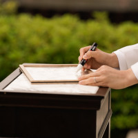 挙式会場で結婚証明書へサイン
