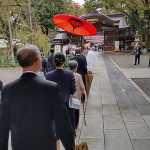 挙式会場から披露宴会場への移動途中|639044さんの大國魂神社 結婚式場の写真(2282080)