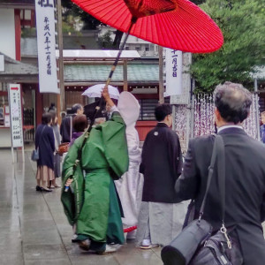 挙式会場への移動途中|639044さんの大國魂神社 結婚式場の写真(2282078)