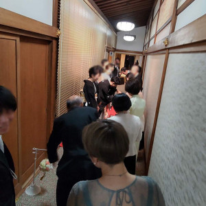 披露宴会場でのお見送り|639044さんの大國魂神社 結婚式場の写真(2282061)