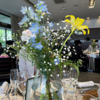 披露宴会場のテーブル装花