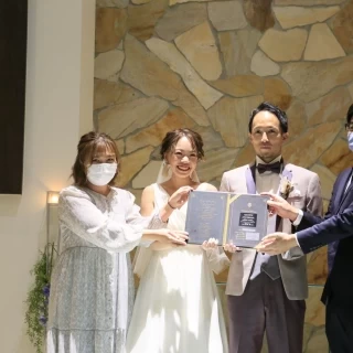 チャペルで結婚の承認を友人にしてもらいました