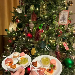ビュッフェとクリスマスツリー