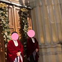 新郎新婦が扉から、大階段に現れます。