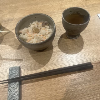 試食の釜飯と、出汁。秋鮭と栗。うますぎ。