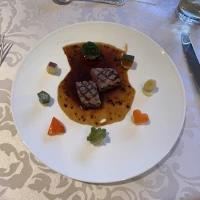 お野菜に囲まれた国産牛フィレ肉のグリエ トリュフ香るソース
