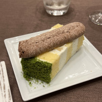 切られて配られた後のケーキです。