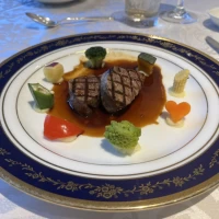 彼の食べたお肉料理です。お肉のグレードとソースが違いました。