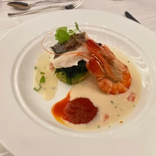 お魚料理も美味しかったです。エビの皮剥くのは大変でしたが