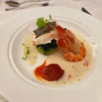 お魚料理も美味しかったです。エビの皮剥くのは大変でしたが