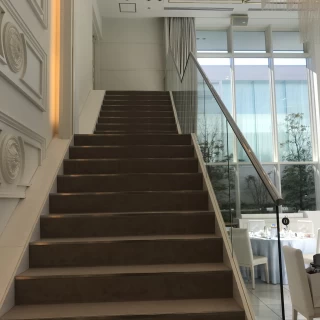 階段から降りてこれます