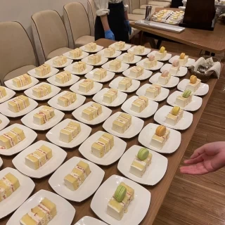 デザートビュッフェに出てきたウェディングケーキです。