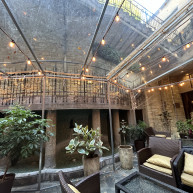 新郎新婦は上の階段から降りて登場するとのこと