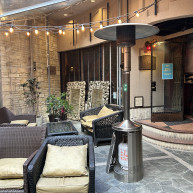 ソファを並べて挙式会場になります