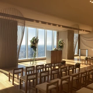 横に広い挙式会場。景色が抜群です。
