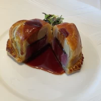 メインの肉料理　パイ生地にお肉が挟まっています