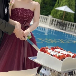 プールの前でケーキセレモニー