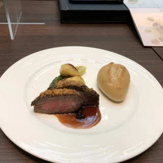 メインのお肉は柔らかくて美味しかったです。