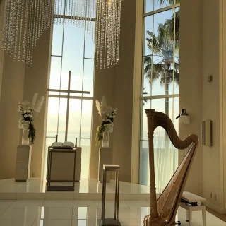 海が見えるチャペルです。