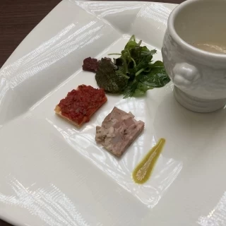 一口サイズの前菜とスープです。