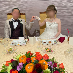 メインテーブルの装花もカボチャ♪︎|639606さんのマリエールオークパイン日田の写真(1630921)
