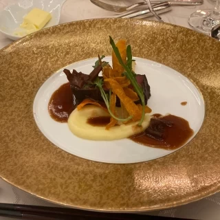 メインのお肉料理（季節ごとにメニューが変わります）