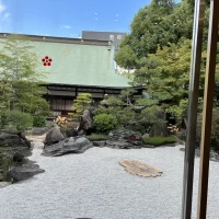 ロビーから見える庭園