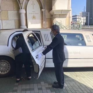 挙式会場から披露宴会場までのリムジンです