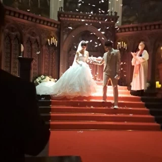 退場時に羽が降る演出