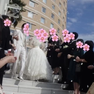 太陽とフラワーシャワーを浴びながら。