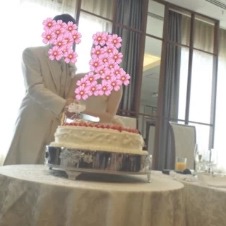 海を背景にケーキ入刀