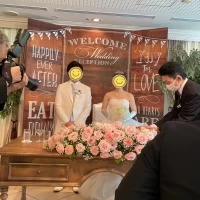 新郎新婦の周りは華やかです！