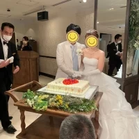 ウェディングケーキ入刀！ケーキの周りの緑がよく映えてました