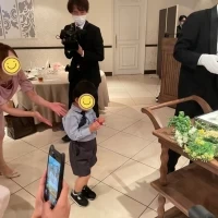 ウェディングケーキ入刀で周りに人が集まってます！