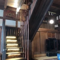 入り口すぐそばの階段