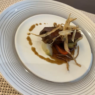 お肉が柔らかく、大人っぽい味のメインのお料理。