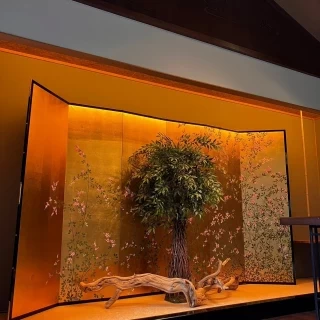 挙式会場の金色の屏風