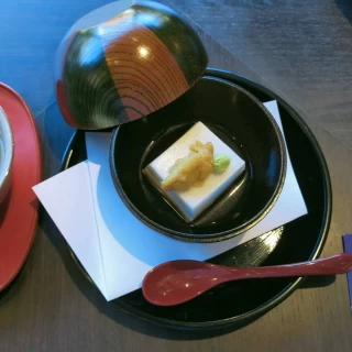 胡麻豆腐の濃厚な味わいにウニの香りが包み込む優しい味わいです
