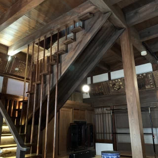 入口を入ってすぐのレトロな階段