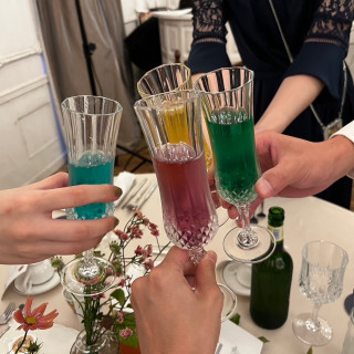 シャンパンは7色でカラフルに。