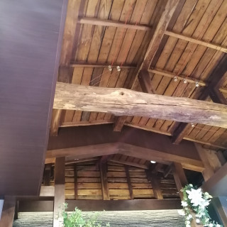 挙式会場の天井の梁