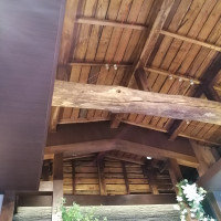 挙式会場の天井の梁