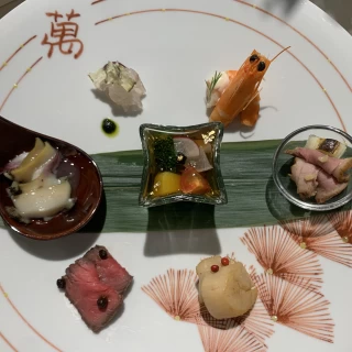 前菜です。
見た目も味も良かったです。