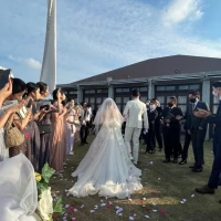 挙式が終わりバージンロードを歩く新郎新婦