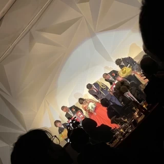 披露宴の最後の挨拶が終わり、参列者に礼をしている様子です。