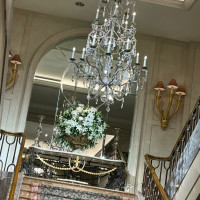 ロビーの大階段はロイヤルパークホテルで式を挙げる花嫁の憧れ