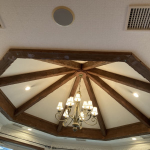 天井も広く、照明が可愛いです|640437さんのプライベートガーデンWedding La partir（ラ パルティール）の写真(1657305)