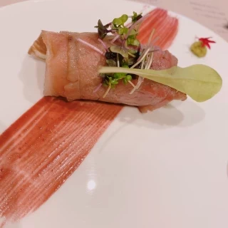 お洒落なお肉でご飯を巻いたお料理。