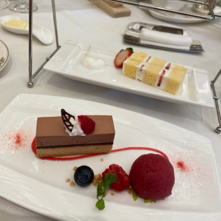 ウェディングケーキとデザートプレート